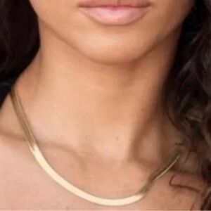 Sleek Gold Necklace for Women